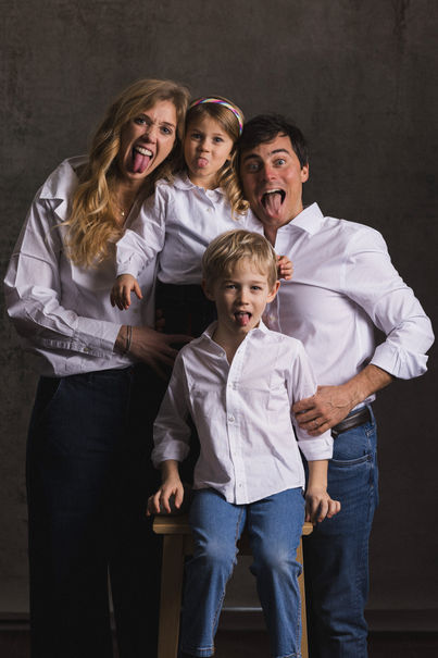 Fotografia di famiglia contemporanea in studio – Milano via Compagnoni