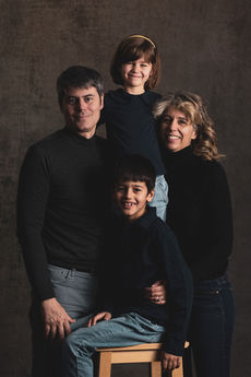 Ritratto di famiglia su sfondo neutro – studio fotografico Milano Est