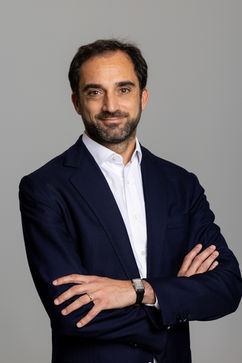 Executive portrait professionale su sfondo grigio