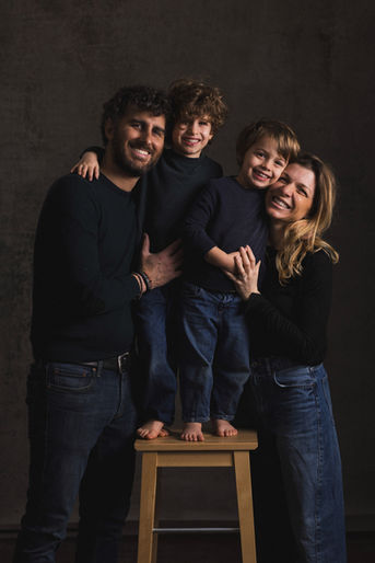 Fotografia di famiglia in studio a Milano – Atelier del Ritratto