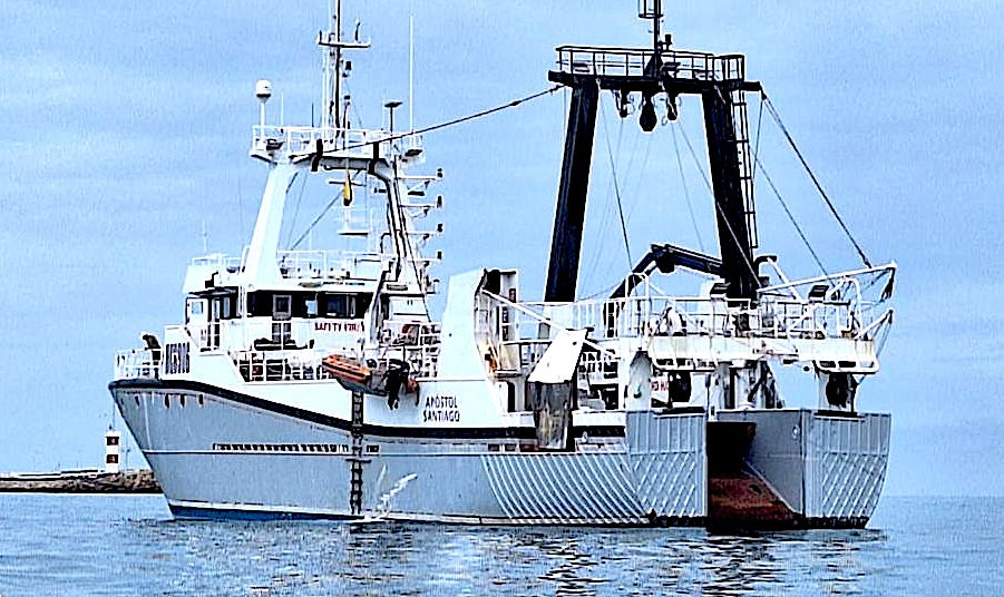 Apóstol Santiago anchored off the port of Manta. Photo: Private archive.