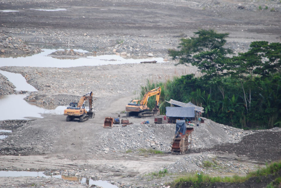 Excavadoras minando en la zona de Yuzupino, a 5 minutos de Tena (capital provincial de Napo), donde en el 2022 se hizo el operativo Manatí. A pesar de la intervención judicial la minería continua con poca maquinaria. Fotografía por: Franklin Vega