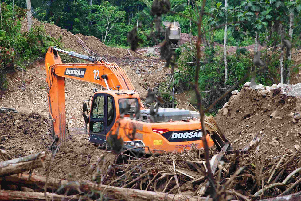 Excavadora preparando el área para realizar minería cerca al río Huambuno, a 15 minutos del pueblo de El Ahuano, Napo. Fotografía por: Franklin Vega
