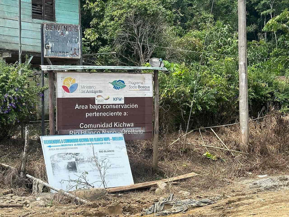 Rótulo del programa Socio Bosque del Ministerio del Ambiente en la comunidad Kichwa Río Blanco, entre las provincias de Napo y Orellana, a 30 minutos del pueblo de El Ahuano, Napo. Fotografía por: Franklin Vega