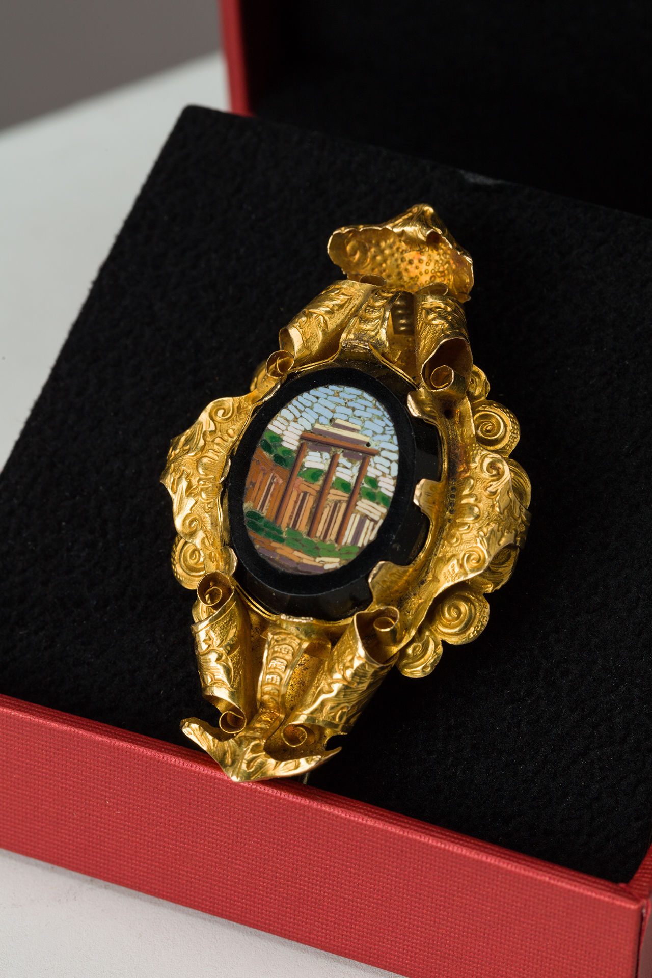 22. Broška z mikromozaikom