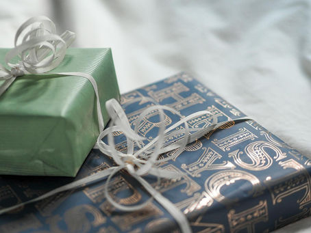 Ideas elegantes de obsequios y detalles para celebrar con tus seres queridos cover image