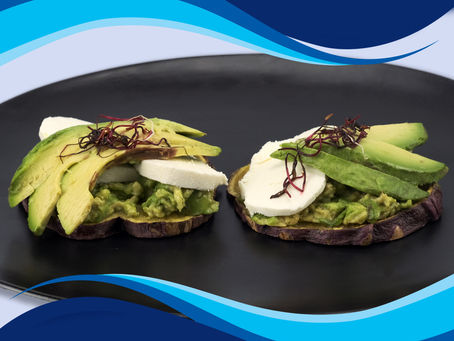 Toast de camote con aguacate y queso de cabra natural