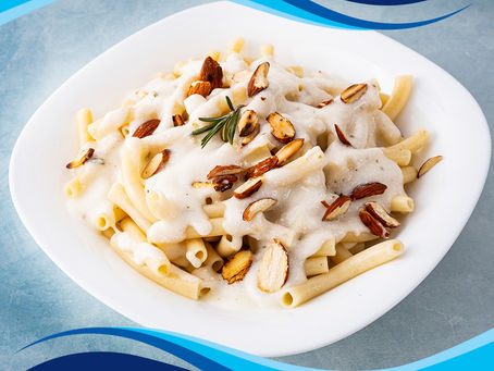 Pasta con salsa de queso de cabra con romero y almendra tostada.