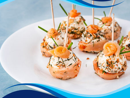Bocados de queso de cabra con aceituna y con salmón ahumado.