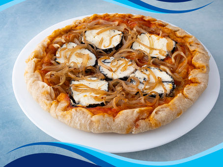 Pizza con queso de cabra con ceniza y cebolla caramelizada.