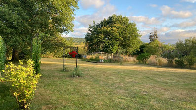 Jardin du gîte La Chalaumière dans le parc régional naturel du Morvan dans la Nièvre en Bourgogne. 