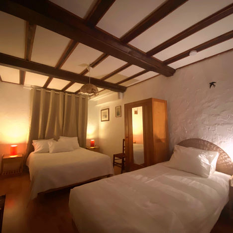 Chambre du gîte La Chalaumière dans le Parc Naturel Régional du Morvan en Bourgogne dans la Nièvre. Chambre chaleureuse avec un lit double et un lit simple. 