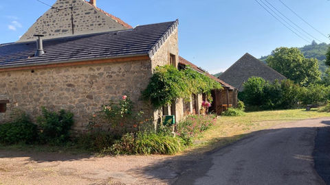 Vue latérale du gîte La Chalaumière en Bourgogne dans le Parc Naturel Régional du Morvan