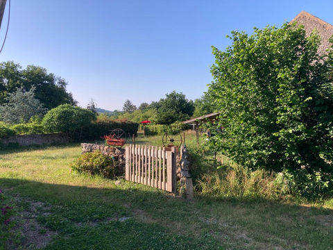 Entrée dans le jardin du gîte La Chalaumière dans le Morvan.