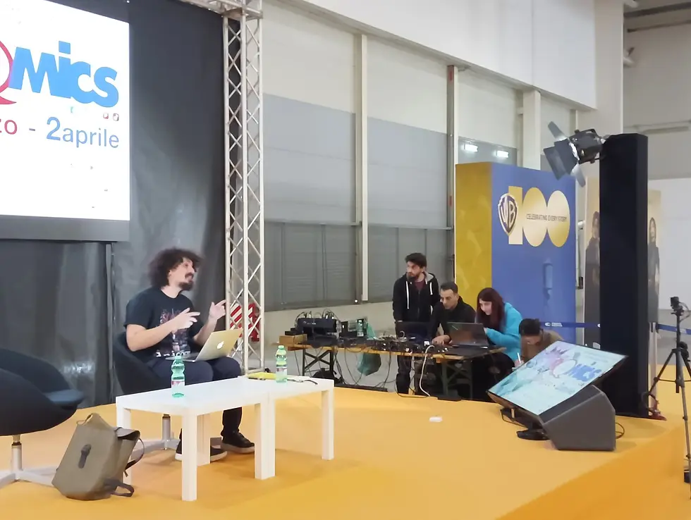 Video maker Marco Canone presenta tecniche di regia video sul palco di Torino Comics durante event video production live.