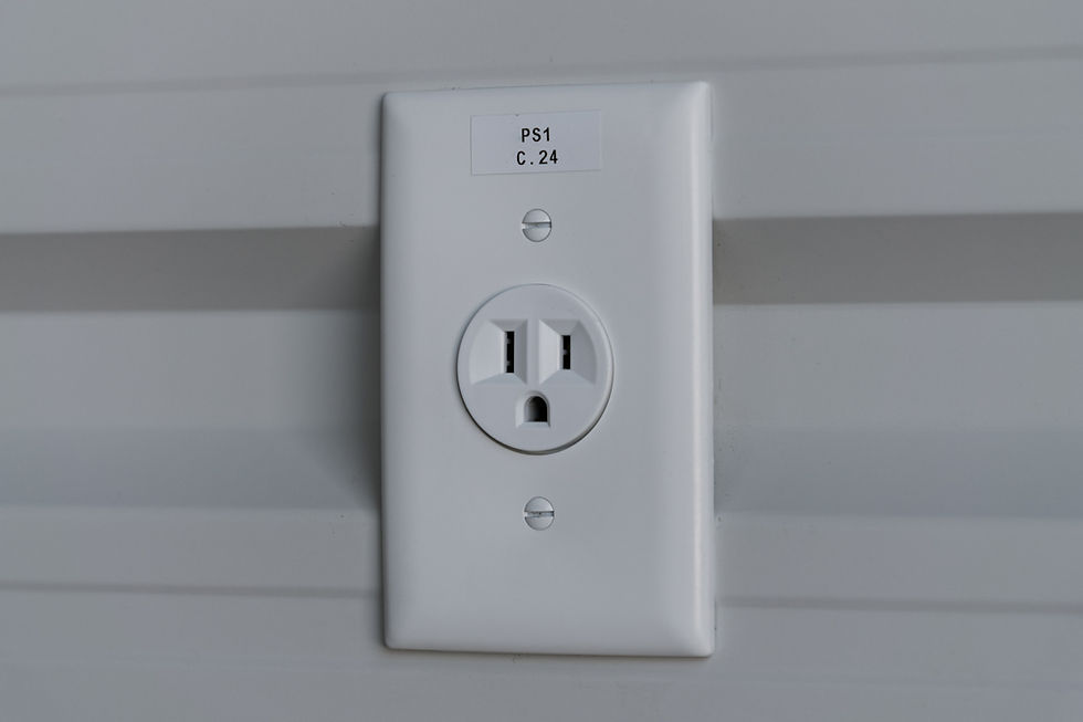 Une prise électrique fixée au mur d'une unité.