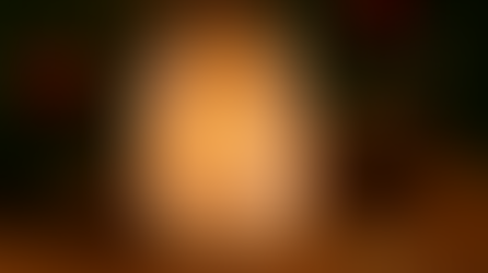 Ein Glas mit einer Kerze auf einem weihnachtlich dekorierten Tisch