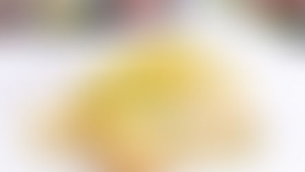 Marinierter weißer Spargel auf einem weißen Teller serviert.