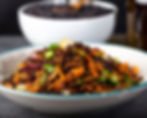Linsensalat mit Karotten in einer weißen Schale.