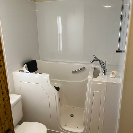 White Walk-In Tub with Therapeutic and Safe Features, White Surround