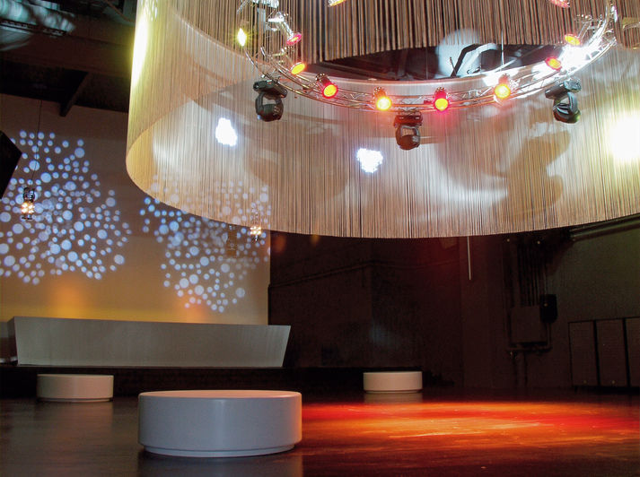 Der hohe Clubraum ist mit einem überdimensionalen Ring von mehr als 16 m Durchmesser von studioacht entworfen. Er trägt im Inneren die Strahler für vielfältige Lichtinstallationen im Clubraum.