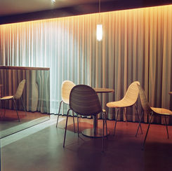 Der Sudhaus Clubraum in der 2. Etage ist mit einer kleinen, feinen Bar aus hochpolierten Edelstahl individuell von den Architekten von studioacht entworfen. Wie alle Objekte im Club, die einzige Ausnahme sind die Stühle.