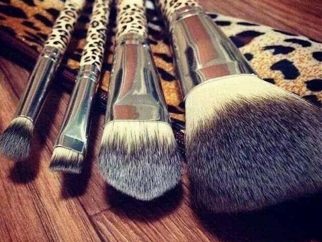KNOW YOUR BRUSHES