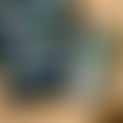 Close de um tablet e um smartphone sobre uma mesa, com aplicativos abertos, representando o início da jornada digital na maturidade.