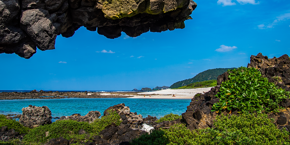 Wuyouku, a beach area with a large pool of saltwater that appears at low tide, teeming with sea creatures
