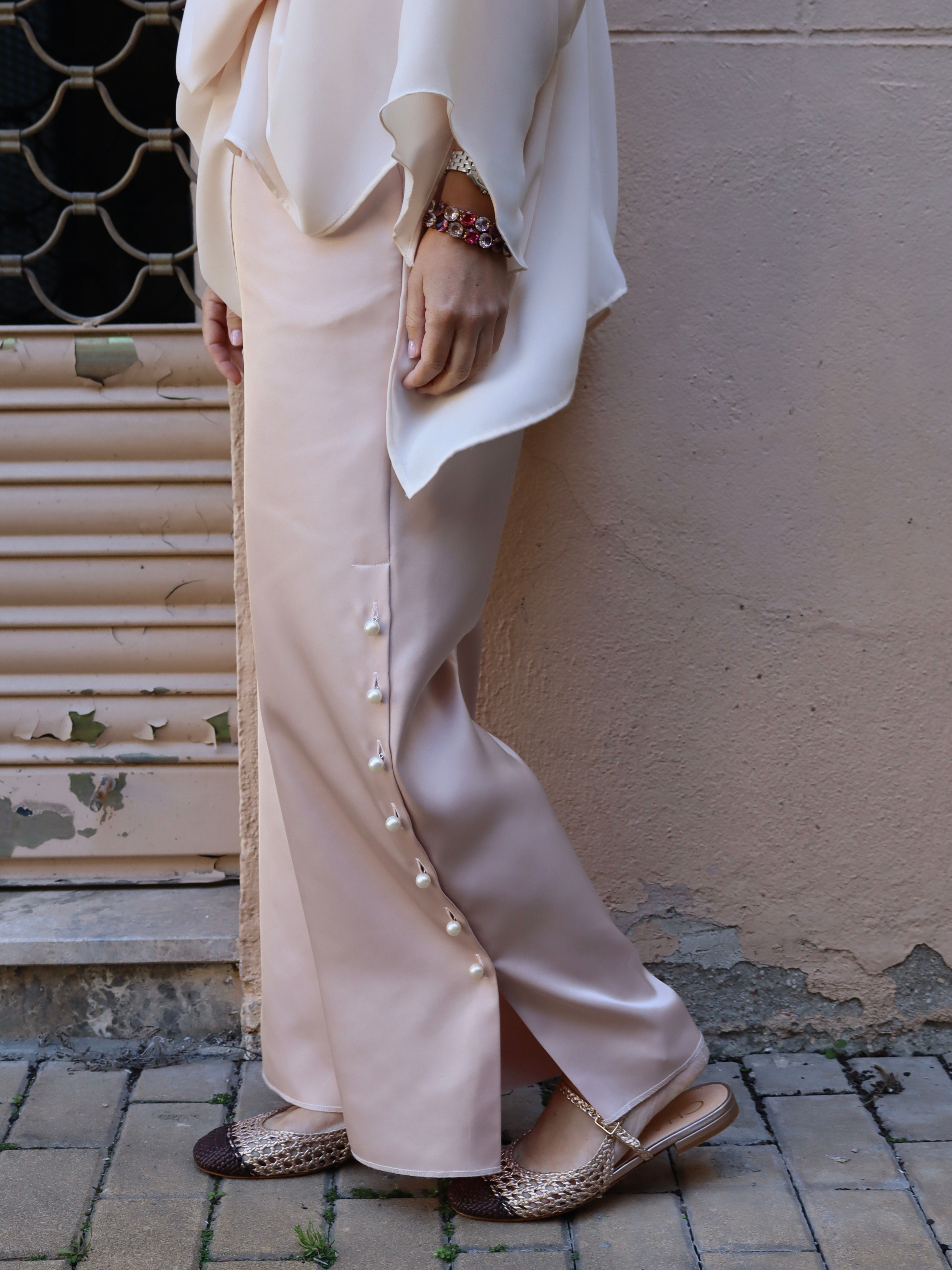 Pantalón satén rosa perlas