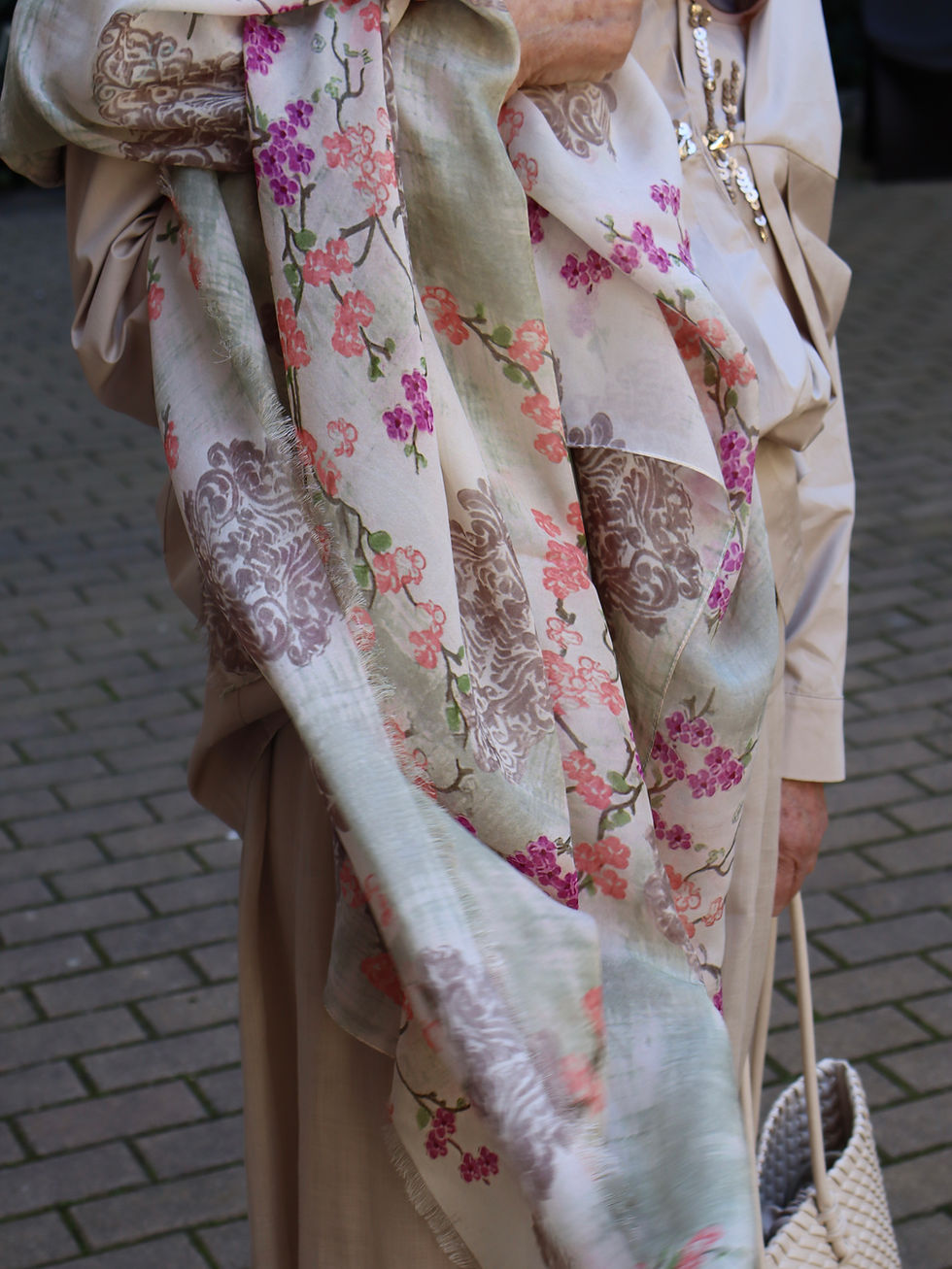 Miniatura: Pañuelo seda estampado flores beige