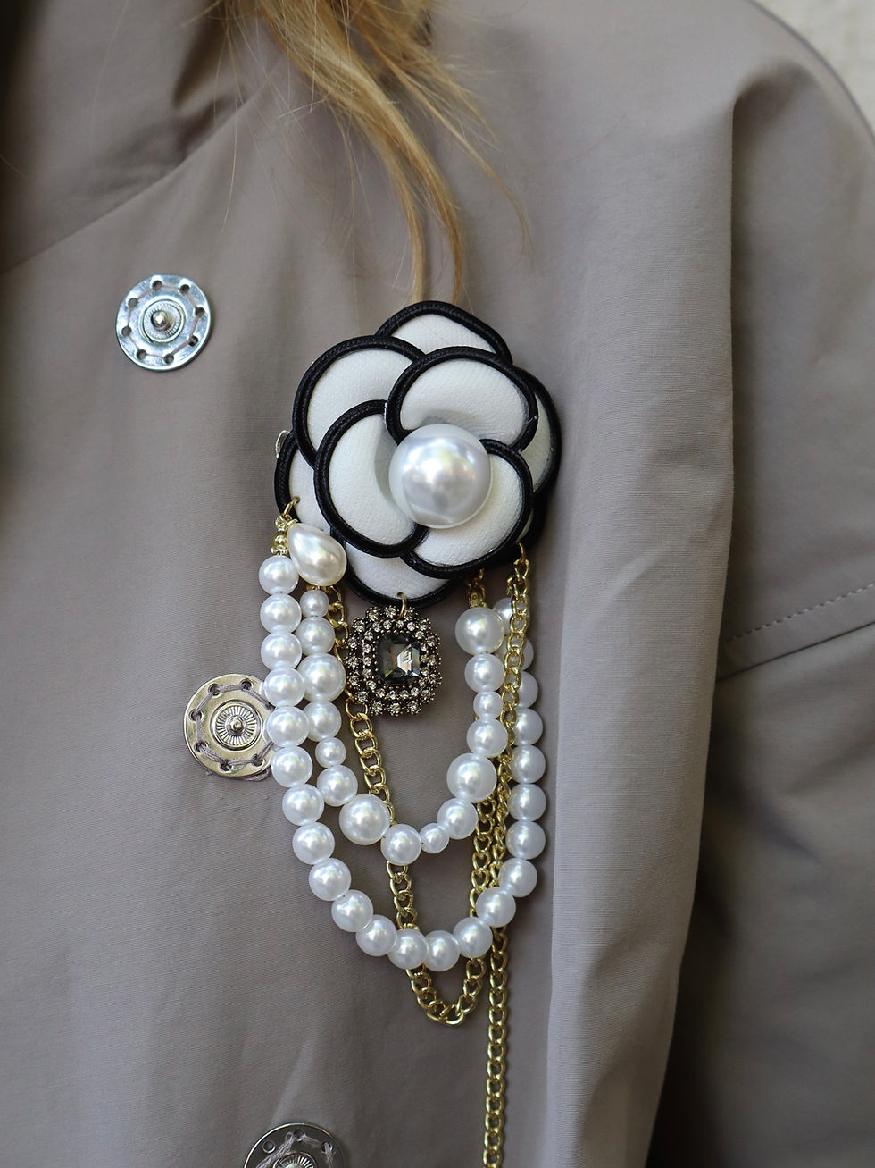 Broche camelia perlas y cadena