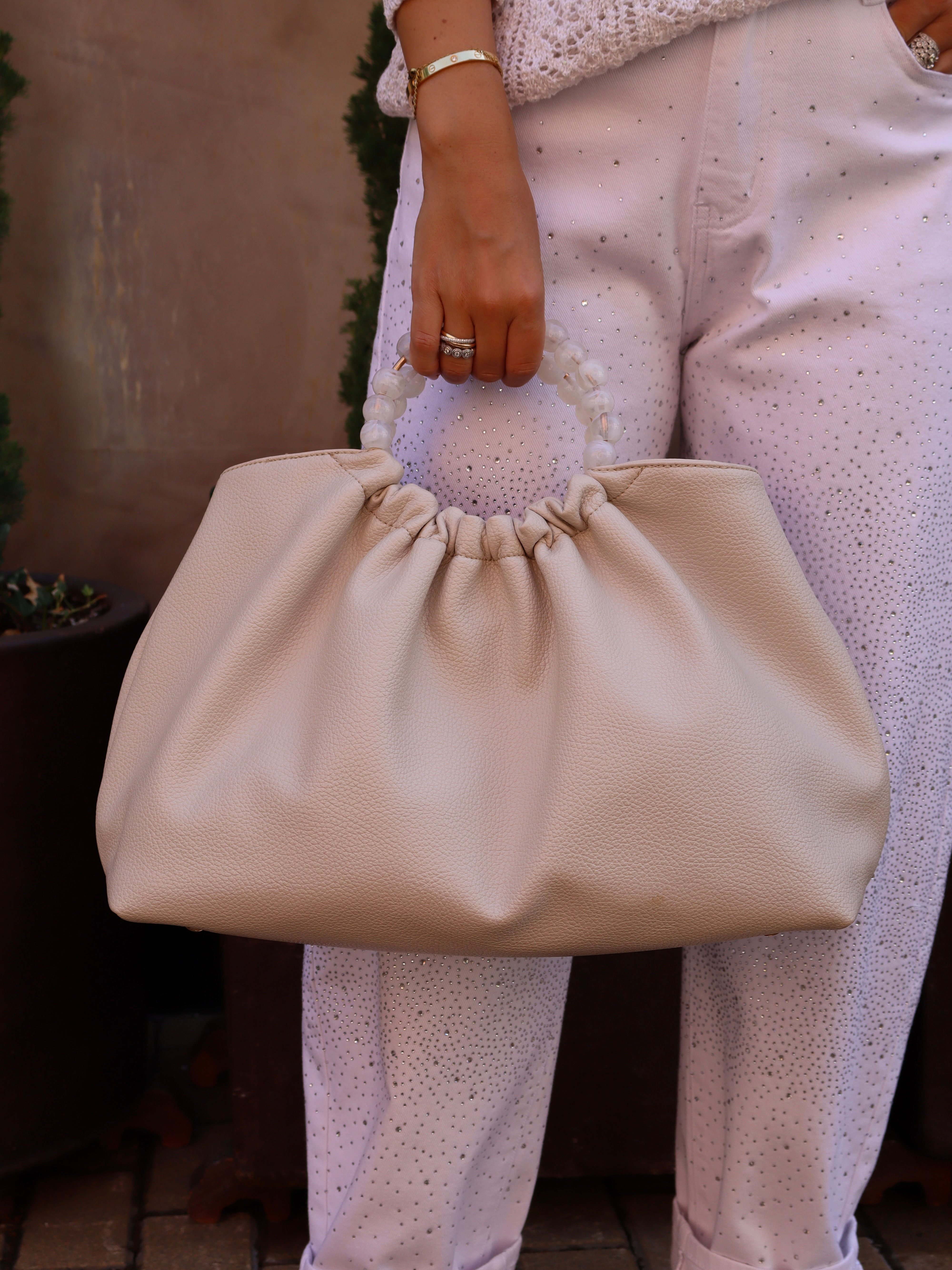 Bolso asa perlas crudo