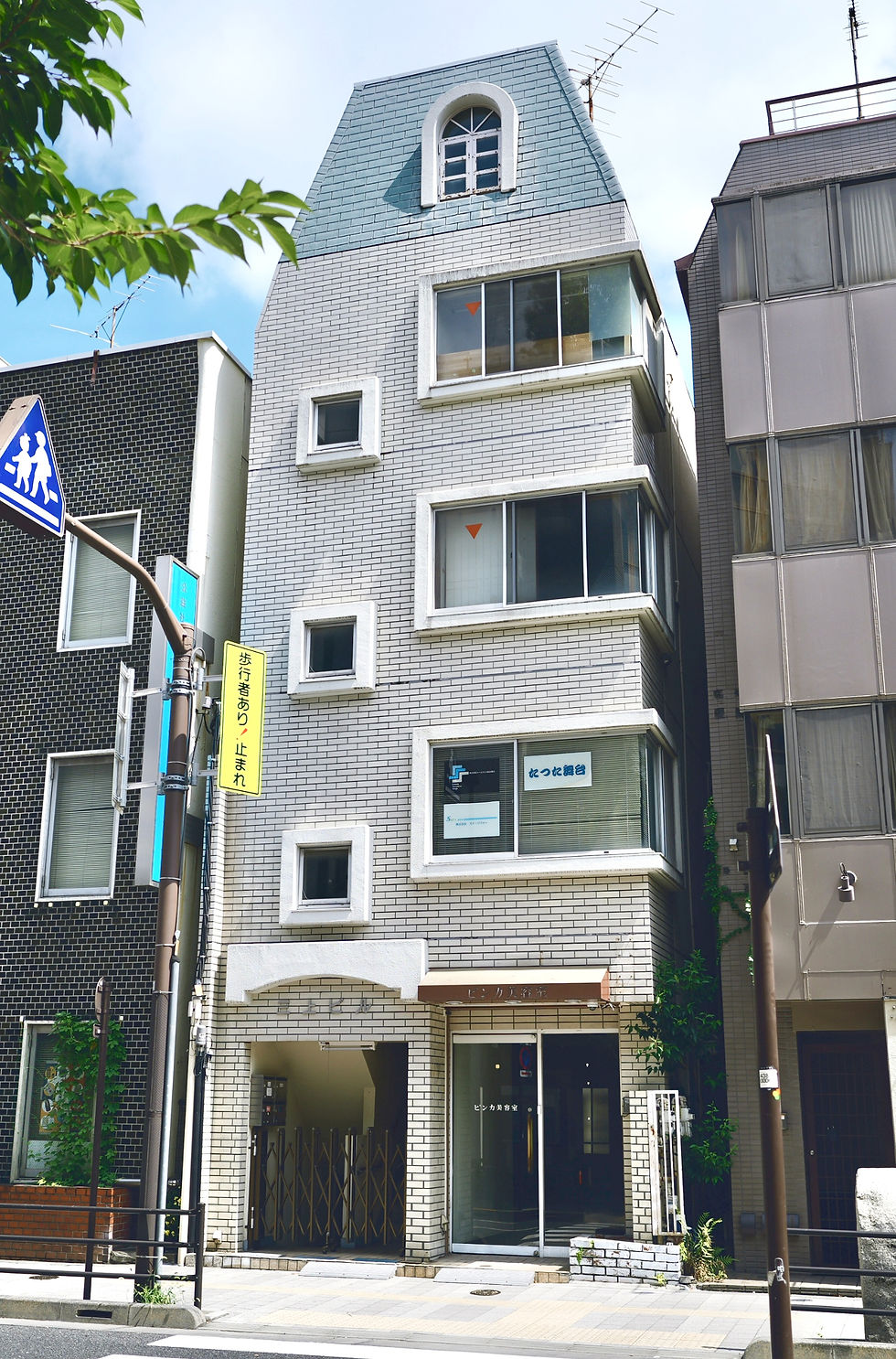 以前の姿。レトロなレンガ貼りと窓が特徴的な可愛い建物。