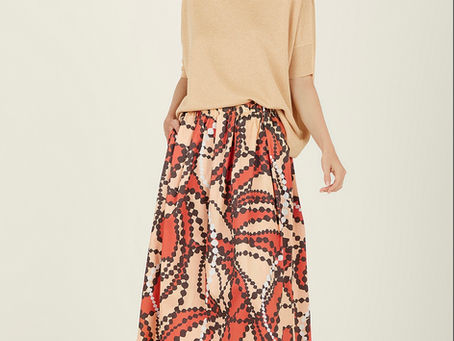 La gonna stampata di Le Tricot Perugia abbinata da Riva Delia Boutique.
