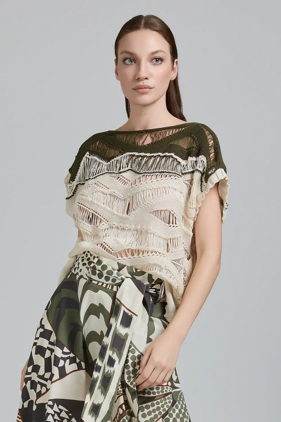 Maglia traforata avorio e verde Tricot Chic modella