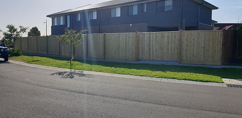 125 x 125 Exposed post with slightly curved sliding gate