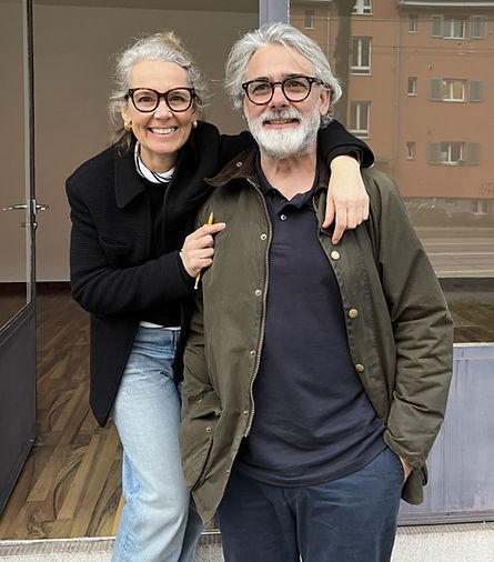 Luis und Olivia vor dem Vintage und Secondhand Möbel Store twentymodern in Zürich