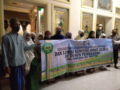 Safari Ramadhan Kedua, Pemdes Taman Baru Bagikan Al-Quran dan Sajadah