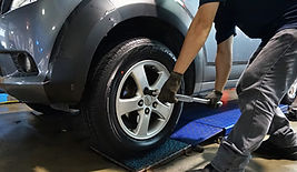 Wheel tightening using torque wrench, prevent over tightening and under tightening