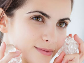 Giảm sưng nhờ chườm đá sau khi nâng mũi