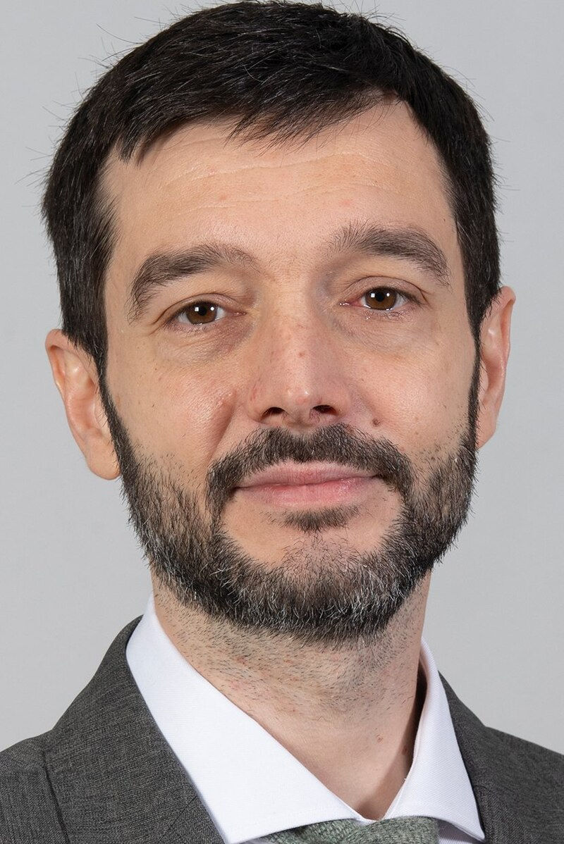 Pablo Bustinduy, Spain’s Consumer Affairs Minister, is in a heated clash with budget airlines over rising airfares and passenger rights, facing strong criticism from Ryanair’s CEO, Michael O’Leary. Photo: Ministry of the Presidency, Wikipedia, Public domain