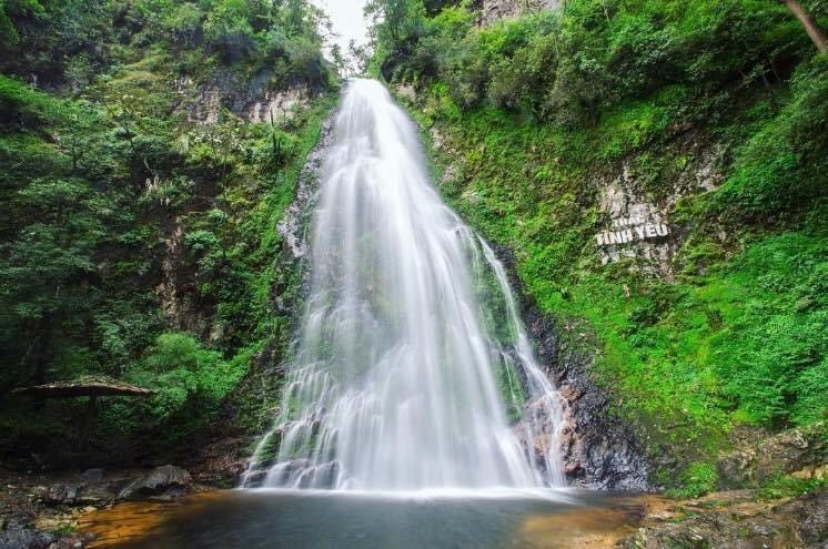 Flowing through the heart of Sapa, the Golden Stream sparkles like liquid gold, weaving through lush landscapes and towering mountains, a serene escape into nature’s finest artistry. Photo: sapa.tourism.com.