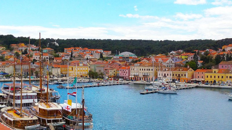 Mali Lošinj is a scenic island town on Croatia’s Adriatic coast, known for its maritime history, crystal-clear bays, and lush pine forests. A center for wellness tourism and sailing, it offers historic charm, natural beauty, and a relaxing escape in the Lošinj archipelago. Photo: Discover Corps, Flickr CC BY-ND 2.0