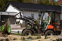 Georgios Kotadimos Gartenkonzepte Herr Kotadimos bedient den großen Bagger mit Sand.jpg
