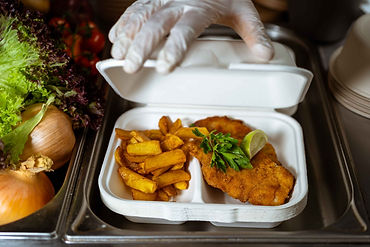 Schnitzel wird eingepackt.jpg