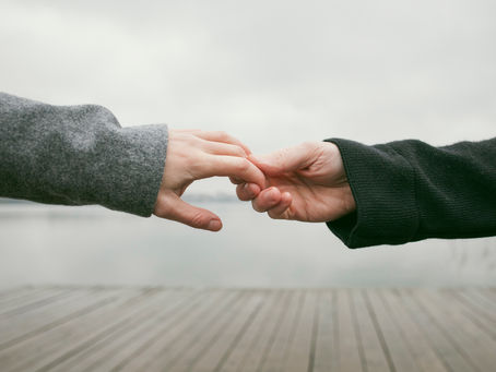 Relaciones Amorosas Tóxicas y el Vínculo con Nuestras Heridas Parentales: Cómo los Registros Akáshicos Nos Ayudan a Sanar