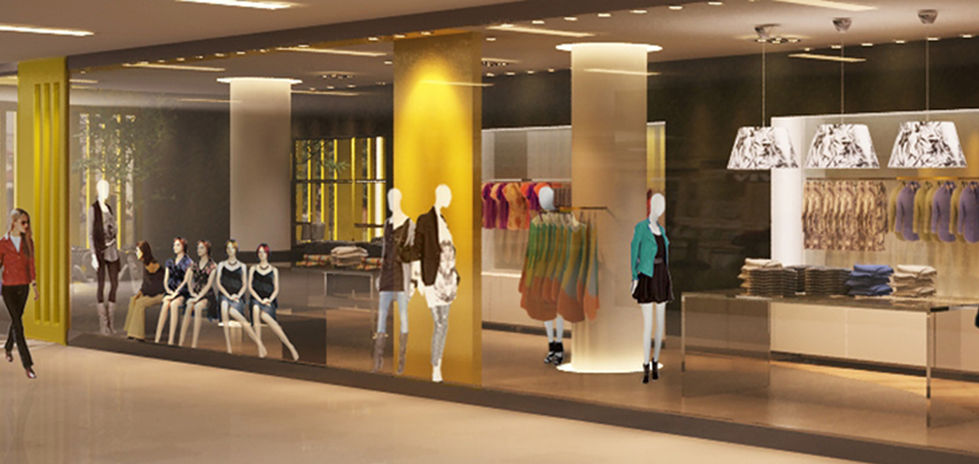 Manequins expostos na vitrine iluminada de uma das lojas.
