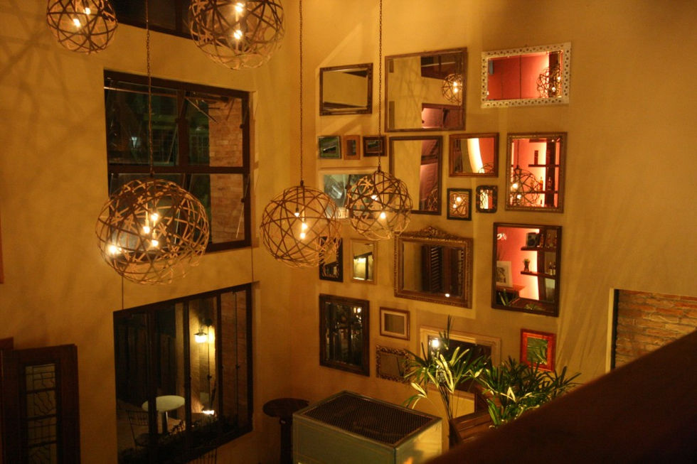 Decoração residencial com quadros e luminárias pendentes