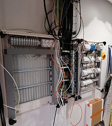 Les travaux électriques regroupent l’installation, la rénovation et la maintenance de tous les systèmes électriques dans les